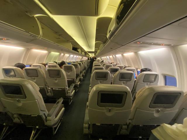 【羽田空港】広々とした機内