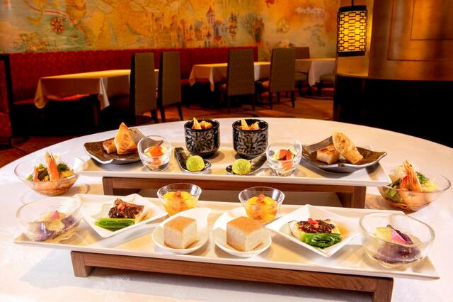 “ダッフィー＆フレンズのサマーナイト・メロディー” チャイニーズ・ティータイム 6,500円｜「ダッフィー＆フレンズのサマーナイト・メロディー」メニュー｜東京ディズニーリゾート40周年“ドリームゴーラウンド”｜販売期間：2023年7月3日（月）〜9月6日（水）｜販売店舗：東京ディズニーシー・ホテルミラコスタ 中国料理レストラン「シルクロードガーデン」