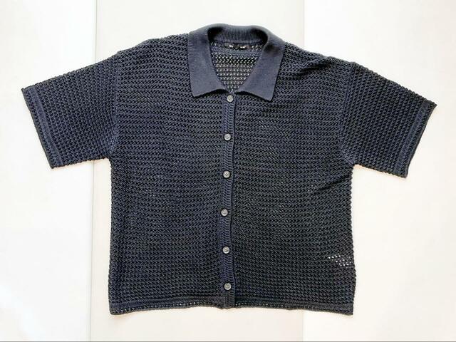 【GU 透かし編みニットシャツ】シャツはゆったりめのデザインなので、ワンサイズ下げるのもおすすめです（写真はMサイズ）