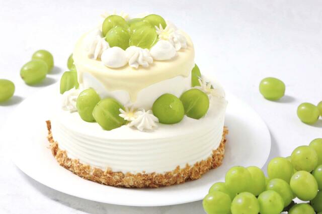 「夢の2段ケーキ シャインマスカット」<4,800円(税込)>【「パティスリーピネード」から、国産のシャインマスカットを使用した秋スイーツが登場】