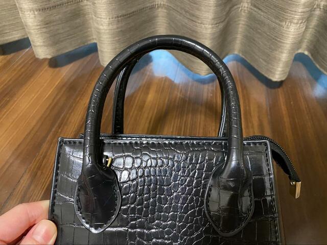 【SHEIN⠀ミニ 鰐エンボス スクエアバッグ】取っ手にまで柄が！