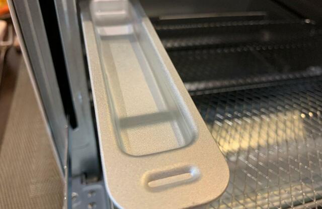 【アイリスオーヤマ スチームカーボントースター】パンがおいしくふっくらと焼き上がる秘密はこのスチーム用カップ