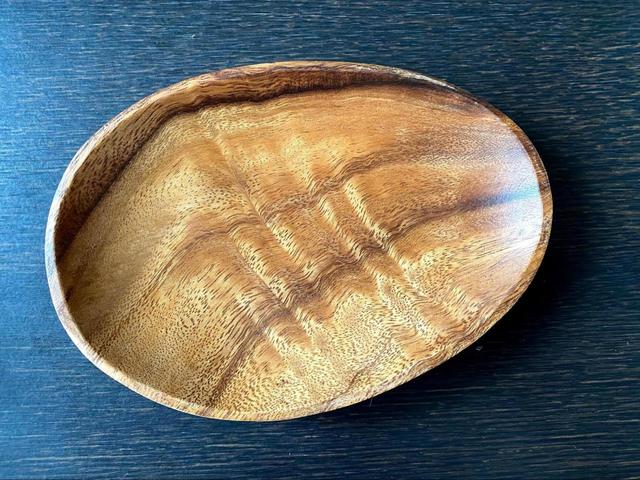 【カインズホーム アカシアビーンズ型プレート 18cm】サイズは18cmで、価格は税込298円。少しいびつな楕円形です