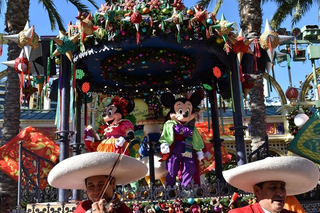 ミッキーとミニーが中央に現れていよいよフィナーレへ