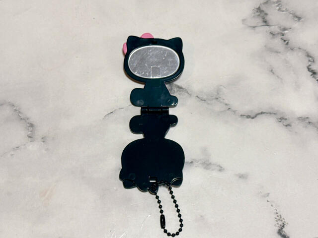 パカッと開けると、中にはミラーが登場する仕様