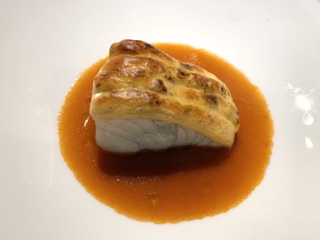 【Pesce】ナッツをまぶして焼き上げた スズキのロースト サフランとワタリガニのソース