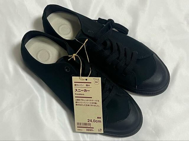 【無印良品 疲れにくい撥水スニーカー】ローカットなので、どのようなボトムスともバランスが取りやすいです♪