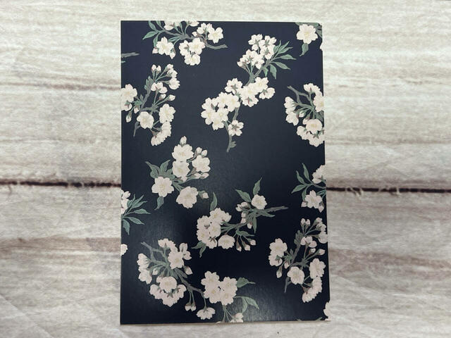 ネイビー地にホワイトの花が浮き上がるよう…!上品柄ですね♪