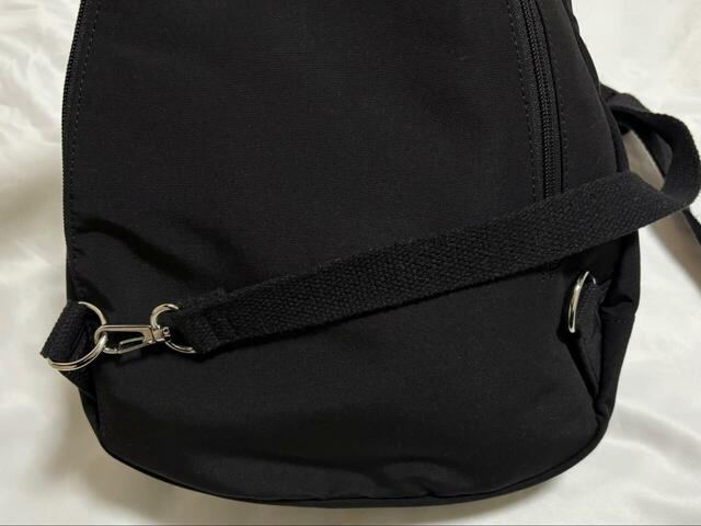 【anello GRANDE クロスボディバッグ】下部の左右にDカンがついており、ショルダーベルトを掛け替えられます