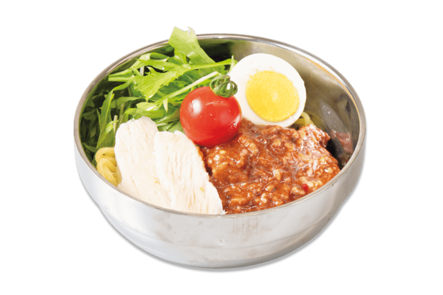 「蒸し鶏の冷やしジャージャー麺」<単品価格:550円(税込)>【焼肉も和食も中華も食べ放題!じゅうじゅうカルビの食べ放題コースに「カツオのたたき」や「エビチリ」などの春限定メニューが登場!】