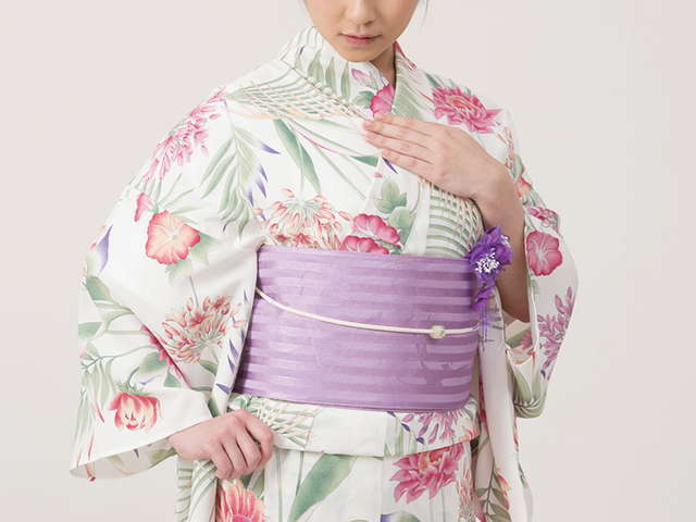 【襟元くずれの対処法】上前の襟を左手で押さえ、右手で右側の襟を斜め下に引く