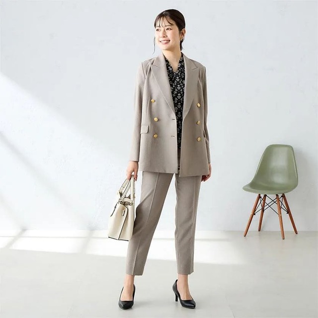 【AOKI】薄手で軽いためカーディガン感覚で着用することができ、冷房対策になります