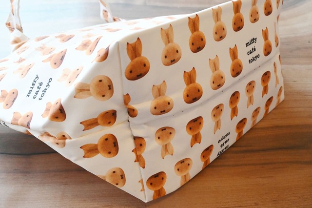 【miffy café tokyo「ランチトート」】サイズは縦20×横31×マチ11.5cm（筆者実測）。ランチトートとしての大きさはバッチリ！