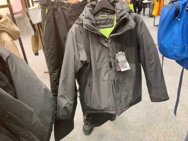 【ワークマン 断熱AEGISプレミアム防水防寒スーツ】中綿が2倍かつ最高スペックの防水性能、スタイルと機能性を極めた防水・防寒上下セットのスーツです