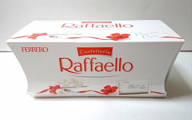 3つの異なる食感が見事に調和【日本フェレロ　ラファエロ　150g（15粒）×2箱（計300g）　998円】