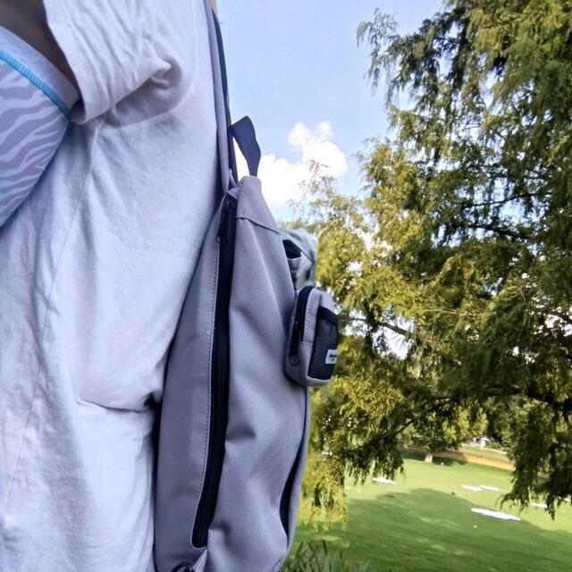 【niko and ...（ニコアンド） オリジナル撥水スリングバッグ】マチが大きすぎないので、背に回したときにも邪魔になりにくいです♪