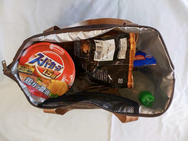 お菓子、カップ麺もたっぷり入る『大人のおしゃれ手帖』2023年7月号「付録：大人のmiffy（ミッフィー）保冷バッグ」価格：1280円（税込）