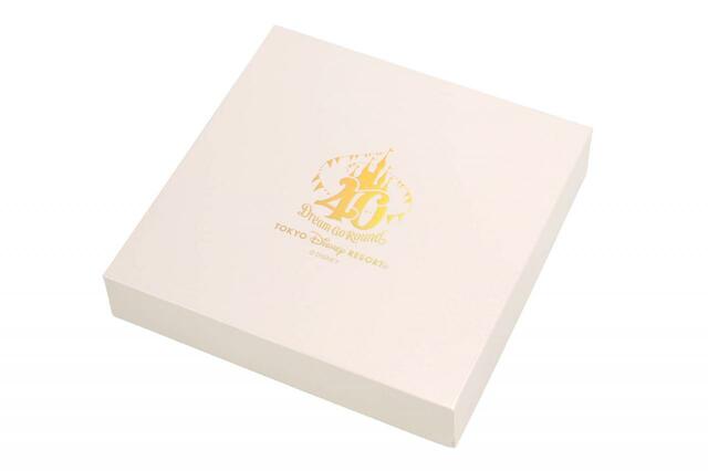 絵皿 6,200円｜サイズ：直径約26cm｜東京ディズニーリゾート40周年“ドリームゴーラウンド”スペシャルグッズ｜発売日：2023年4月10日（月）｜販売店舗：東京ディズニーランド「グランドエンポーリアム」、東京ディズニーシー「エンポーリオ」