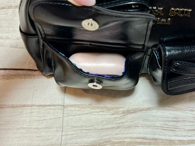 前面ポケットはイヤホンの収納にぴったり