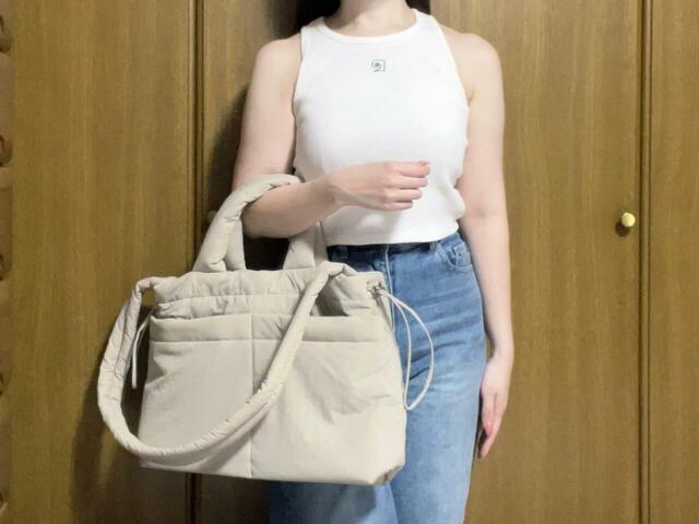 身長155cmの筆者が実際にバッグを持ってみました。まずはハンドバッグ風に肘にかけたスタイル