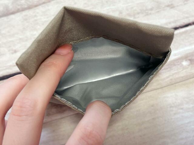 ポケットの内側は保冷・保温機能付きの生地