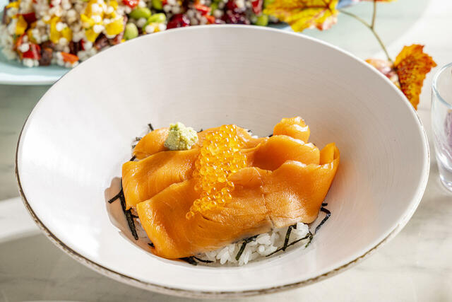 「サーモンフレンチキャビア丼」＜期間：2025年9月1日～11月16日＞【【ヒルトン東京お台場】宝石みたいな“シャインマスカットスイーツ”が並ぶ「豊穣の秋＆シャインマスカットスイーツフェア」開催】