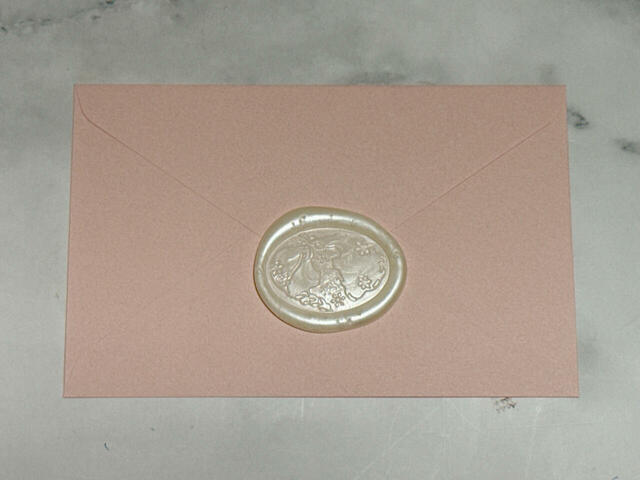 ホワイトのエルサ＆アナのシルエットデザインはピンクの封筒に合わせてフェミニンに♪