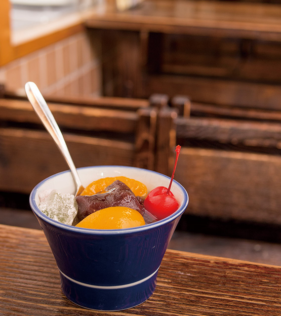 甘味処 初音（水天宮前）／あんみつ 700円。あんみつは白蜜または黒蜜をかけて楽しむのが初音流。こしあんや寒天、それぞれの素材を味わいたいなら白蜜がオススメ。コクと深みのある特製の黒蜜をかければ、全体が調和した味わいを楽しめる。