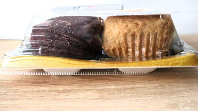 【トライアル  自社製おはぎ】横から見てみると厚みが尋常じゃなく、つまようじも沈みそうでした