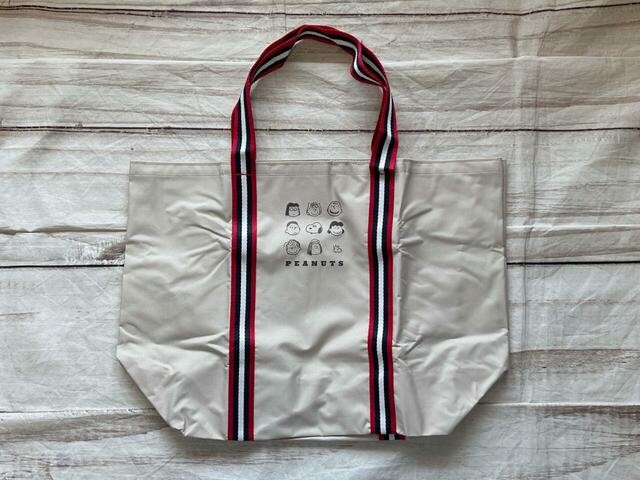 トリコロールカラーの持ち手がキュートな、スヌーピーのオリジナルデザインのトートバッグ