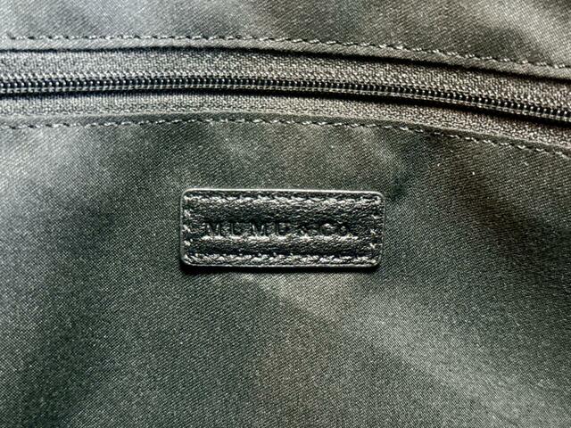 ファスナーポケットには「MUMU&Co.」の合皮のタグ付き