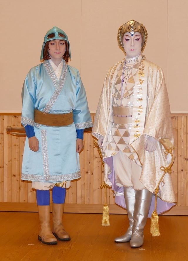 左から）ナウシカ＝中村米吉、クシャナ＝尾上菊之助