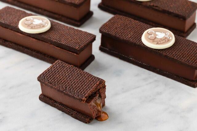 キャラメルガナッシュサンド 800円｜東京ディズニーリゾート「ディズニー・スウィートモーメント・カフェ」メニュー｜販売店舗：東京ディズニーランド「カフェ・オーリンズ」｜発売日：2025年11月1日（土）