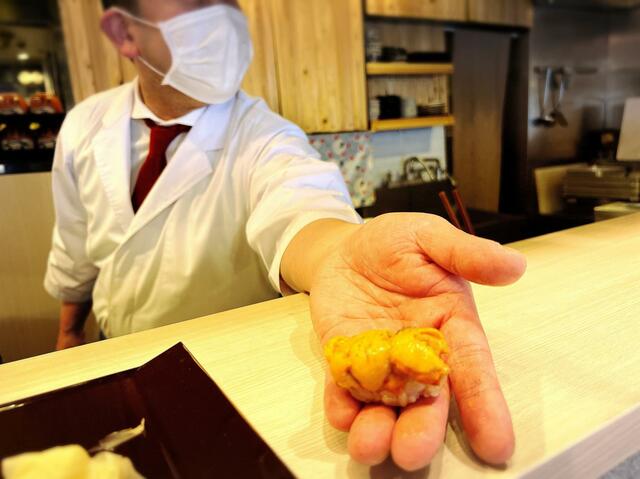 こぼれ落ちそうなウニに感激！溢れんばかりにウニが乗っています。