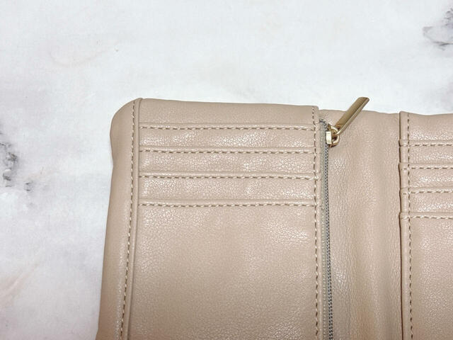 左右に4つずつカードポケットがついています