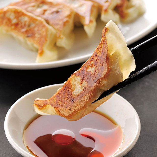 安うま餃子ランチ・新宿／餃子の安亭 新宿思い出横丁店　五種盛り合せ羽根餃子 1080円