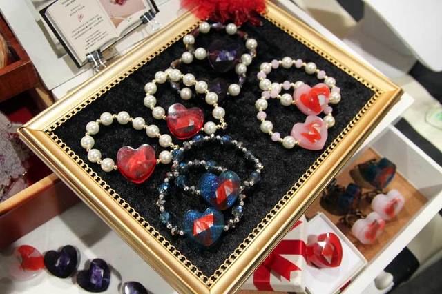 「millna」のカミソリレターブレスレット。ハートの中に刃が入っているというちょっと毒のあるアクセサリーです。