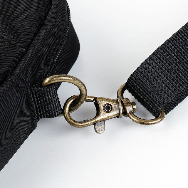 【紀ノ国屋 ショルダーポーチ（全3種）】金具や外側ポケットのボタンには、アンティークゴールド調のパーツを採用！