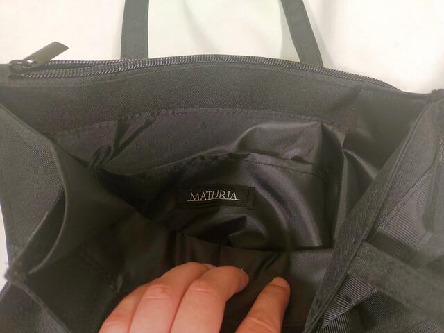 ロゴの入ったポケットあり