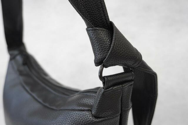 結び目とストラップがアクセント