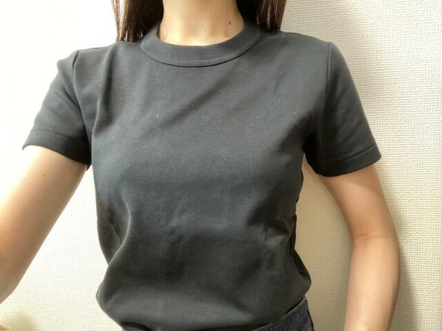 【UNIQLO U クルーネックT】スタイリッシュに、メリハリのある印象にしたいなら小さめサイズを