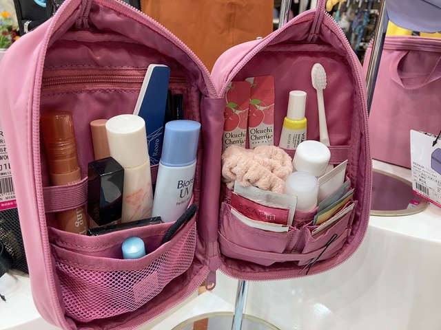 【ワークマン あれこれまとまるスラッとポーチ】中にはポケットがずらり