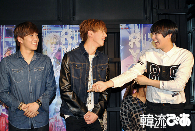 スヒョンを敬うジェヒョ(Block B)/ 『RUN TO YOU~Street Life~』会見