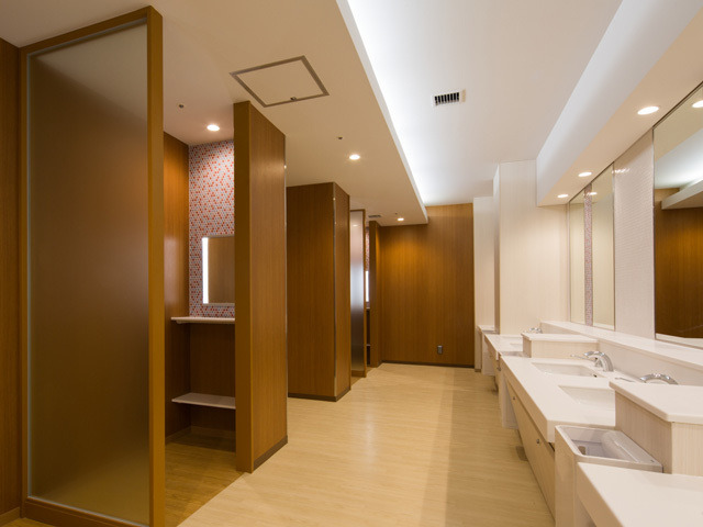 個室のようなパウダールーム完備の女性用トイレ