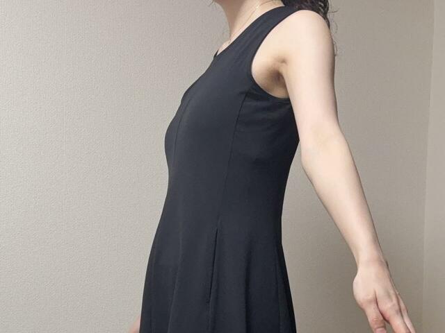 【UNIQLO ウルトラストレッチワンピース】脇の部分もゆとりがあって動きやすいのに、インナーが見えない絶妙な開き具合です◎