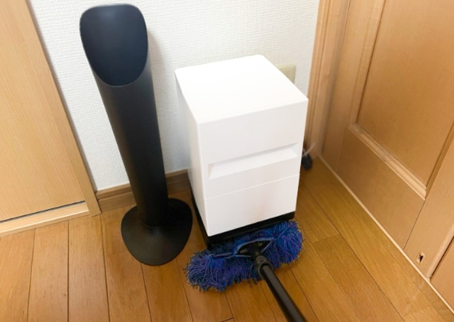 【ダスキン　ペット用おそうじモップレンタル】モップをクリーナー下の吸い込み部分にあてるだけでスイッチオン。一瞬でモップがリセットされました