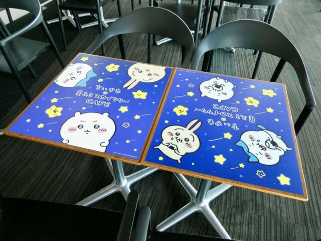 カフェ内のテーブルも「ちいかわ☆星ふるスカイツリー」仕様になっています！