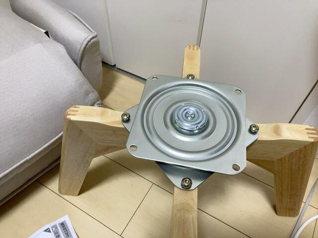 【アイリスオーヤマ 回転ファブリックチェア ハイバック】座面が360度回転するので体の負担を軽減。立ち上がりや方向転換もとてもスムーズ！