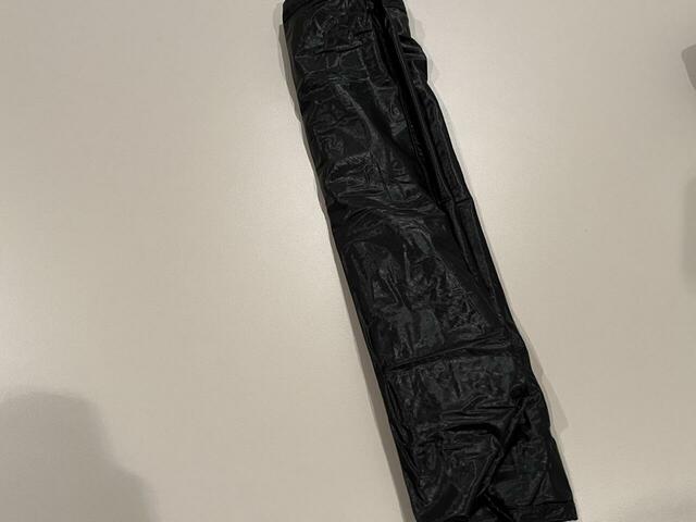 【mont-bell U.L.ナップサック】小さく折りたためるポケッタブル仕様◎まず裏返して、縦長になるよう左右から折りたたんで…⇒