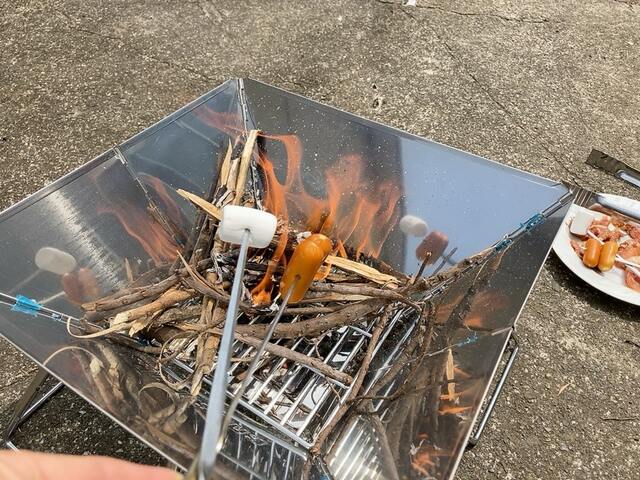 【ワークマン 折り畳みBBQグリル】薪も思ったよりたくさん入れられました